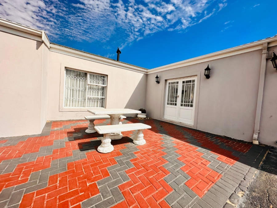 4 Bedroom Property for Sale in Flamingo Vlei Western Cape